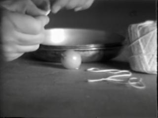 TERRY FOX „CHILDREN'S TAPE“ (1974), VIDEOSTILLS © ESTATE OF TERRY FOX, VG BILD-KUNST, 2019