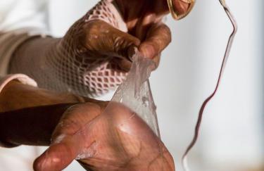 CLAUDIA ROBLES "SKIN" (PERFORMANCE), © DIE KüNSTLERIN UND VG BILD-KUNST, FOTO: ROLAND BAEGE