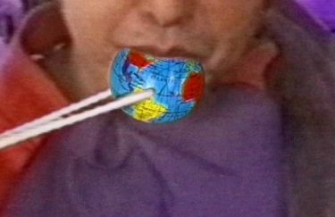 IRA SCHNEIDER „NAM JUNE PAIK IS EATING SUSHI IN SOUTH BEACH“ (1998), VIDEO STILL © IRA SCHNEIDER, 2018
