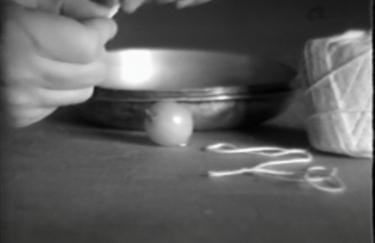 TERRY FOX „CHILDREN'S TAPE“ (1974), VIDEOSTILLS © ESTATE OF TERRY FOX, VG BILD-KUNST, 2019